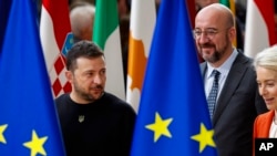 Predsednik Ukrajine Volodimir Zelenski, predsednica Evropske komisije Ursula fon der Lajen i predsednik Evropskog saveta Šarl Mišel pripremaju se za grupno fotografisanje tokom samita EU u Briselu, 17. oktobar, 2024.(Foto: AP/Geert Vanden Wijngaert)