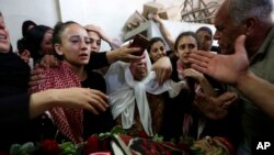 Los palestinos lloran a Arkan Mezeher, de 15 años, durante su funeral en el campamento de refugiados Deheisha, cerca de la ciudad cisjordana de Belén, el lunes 23 de julio de 2018. Mezher recibió un disparo mortal en el pecho cuando las tropas israelíes se enfrentaron con palestinos en Cisjordania.
