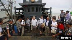 Pejabat pemerintah Myanmar dan pejabat PBB memeriksa sebuah kapal - yang digunakan untuk mengangkut warga Myanmar yang dijual oleh mafia perdagangan manusia - di Sittwe, Myanmar (foto: dok). 