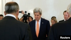 លោក Sergei Lavrov (ឆ្វេង) រដ្ឋមន្ត្រី​ការ​បរទេស​រុស្ស៊ី និង​លោក​ John Kerry រដ្ឋ​មន្ត្រី​ការ​បរទេស​អាមេរិក​ បាន​ឈរ​ស្ងៀម​ស្ងាត់​មួយ​រយៈ​ខ្លី​ដើម្បី​គោរព​ដល់​ជន​រង​គ្រោះ​នៃ​ការ​វាយ​ប្រហារ​នៅ Nice ប្រទេស​បារាំង។