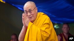Pemimpin sprititual Tibet Dalai Lama menyapa para pengikutnya ketika menyampaikan pesan tentang agama di Sekolah Anak-anak Tibet di Dharmsala, India, 27 Mei 2015. 