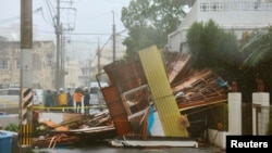 Rumah kayu di wilayah Naha, bagian selatan kepulauan Okinawa robot diterjang topan Neoguri (8/7).