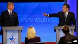 Ted Cruz (kanan) menunjuk ke arah Donald Trump dalam acara debat kandidat Capres partai Republik di St. Anselm College , Manchester, New Hampshire 6 Februari lalu (foto: dok).
