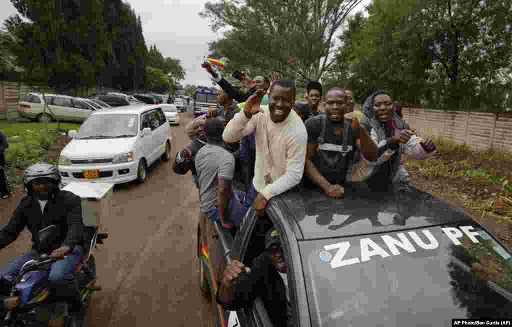 Les manifestants à bord d'une voiture à Harare, Zimbabwe, 18 novembre 2017.