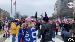 Simpatizantes del presidente Donald Trump se reúnen el miércoles 6 de enero de 2021 en Washington para mostrarle apoyo. [Foto: Iacopo Luzi/VOA]
