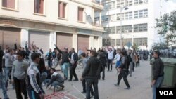 Jóvenes manifestaron en Arggelia pidiendo la renuncia del pesidente Abdelaziz Bouteflika, en el poder desde 1999.