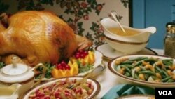 Warga Amerika merayakan Hari Bersyukur dengan menyantap hidangan berupa kalkun panggang dan makanan-makanan pendampingnya.