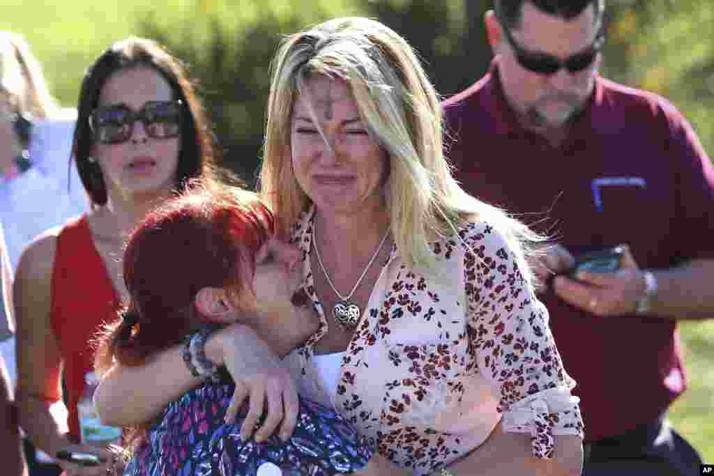 Des parents d’élèves attendent des nouvelles de leurs proches au lycée Marjory Stoneman Douglas de Parkland, Floride, le 14 février 2018