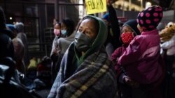 Migrantes centroamericanos protestan para exigir acceso y asilo en Estados Unidos al presidente de Estados Unidos, Joe Biden, en el paso fronterizo de San Ysidro en Tijuana.