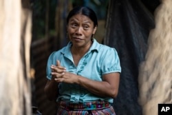 ARCHIVO - Thelma Cabrera, aspirante a la presidencia del partido Movimiento para la Liberación del Pueblo, MLP, habla durante una entrevista en su casa en El Asintal, Guatemala, el 13 de marzo de 2023. (Foto AP/Moisés Castillo, Archivo)