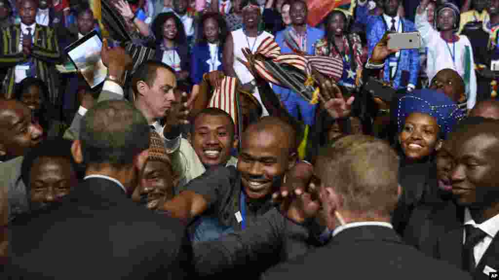 Le président Barack Obama rencontre le public après son discours. 3 août 2015.