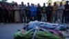 Palestinos rezan junto a los cuerpos de sus familiares muertos en el bombardeo israelí de la Franja de Gaza en el Hospital Al-Aqsa en Deir al-Balah, el 19 de diciembre de 2024.