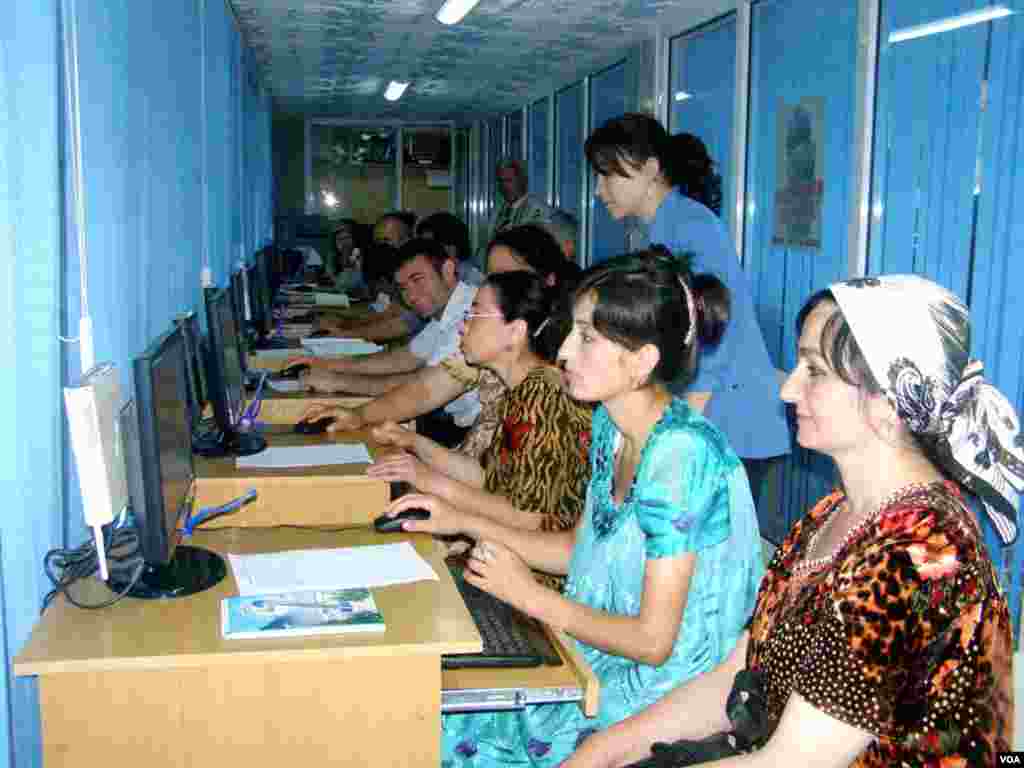 Kompyuter markazida qishloq o'qituvchilari uchun malaka oshirish kursi