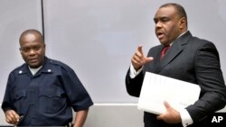 Jean-Pierre Bemba entre dans la salle d'audience à la Cour pénale internationale à La Haye, Pays-Bas, le 21 mars 2016.