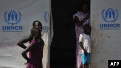 Des jeunes Soudanaises du Sud assistent à une visite du Haut Commissariat des Nations Unies pour les réfugiés (HCR) et du chef du Bureau des Nations Unies pour la coordination des affaires humanitaires (UNOCHA) le 1er février 2018.