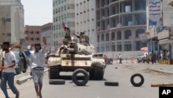 Pasukan dan milisi Yaman pendukung Presiden Abed Rabbo Mansour Hadi melakukan patroli di kota Aden (foto: dok). AS membantu pasukan Yaman dengan melancarkan serangan terhadap militan al-Qaida di sana. 