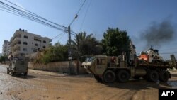 Des véhicules de l'armée israélienne lors d'un raid dans le camp de réfugiés de Jénine, en Cisjordanie.