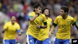 Para pemain sepak bola Brazil merayakan gol ke gawang Belarus dalam pertandingan penyisihan olimpiade di grup C (foto: dok). Brazil akan berhadapan dengan Meksiko dalam final sepak bola olimpiade. 