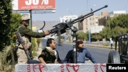 Pemberontak Syiah Houthi menguasai ibukota Sana'a, di Yaman (foto: dok). Tiga warga AS dibebaskan dan dibawa keluar dari Sana'a Rabu 18/11.