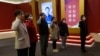 资料照：中国年轻人在北京举办的中共历史展上向中共领导人习近平宣誓。（2022年4月22日）
