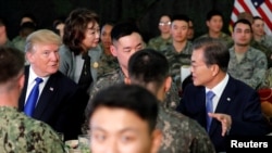 지난 2017년 도널드 트럼프 미국 대통령이 방한 첫 공식 일정으로 문재인 대통령과 평택 미군 기지 '캠프 험프리스' 방문해 대화를 나누고 있다. 