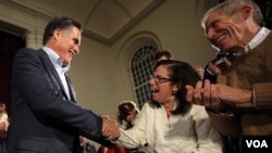 Kandidat yang diunggulkan, mantan Gubernur Mitt Romney, menyalami pendukungnya dalam kampanye di Peterborough, New Hampshire (4/1).
