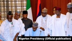 Buhari yana sa hannu a kasafin kudin 2018.