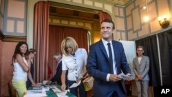 Francuski predsednik Emanuel Makron sa suprugom Brižit Markon glasa u prvom krugu palramentarnih izbora, 11. juna 2017.
