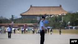 La place Tiananmen sous surveillance policière à Beijing le 3 juin 2019. (Photo de Nicolas ASFOURI / AFP)