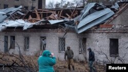 ARCHIVO - Residentes caminan en el lugar de un ataque con misiles rusos en Dnipro, el 21 de noviembre de 2025.