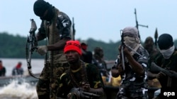 Des combattants du Mouvement pour l'émancipation du Delta du Niger (MEND) patrouillent dans les ruisseaux de la rivière Bonny près de l'usine de GNL dans la riche région pétrolière du delta du Niger, au Nigeria, 18 septembre 2008. (epa/ George Esiri)