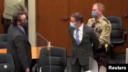 L'ancien policier de Minneapolis Derek Chauvin est menotté après que le jury l'ait déclaré coupable de tous les chefs d'accusation dans son procès pour la mort de George Floyd.
