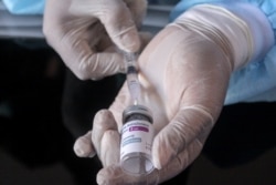 Seorang nakes mempersiapkan vaksin COVID-19 produksi AstraZeneca di Sidoarjo, dekat Surabaya. (Foto: Thomson/REUTERS).