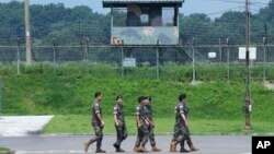 ARCHIVO - Soldados surcoreanos pasan junto a un puesto de guardia en Imjingak Pavilion en Paju, Corea del Sur, cerca de la frontera con Corea del Norte, el 19 de julio de 2023. Corea del Sur y EEUU comenzaron el lunes sus grandes maniobras militares anuales. 