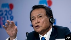 El ministro de Finanzas de Japón, Taro Aso, habla durante la reunión virtual de los 20 países más desarrollados para auxiliar a las naciones más pobres en medio de la crisis de la COVID-19.