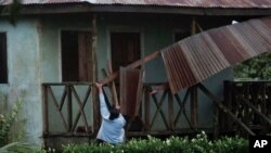 Una mujer trabaja para recuperar la parte del techo dañada por el huracán Eta en Wawa, Nicaragua, el martes 3 de noviembre de 2020.