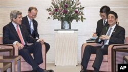美國國務卿克里(左) 在東京會晤了日本首相安倍晉三(右).