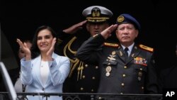 ARCHIVO: La vicepresidenta de Ecuador, Verónica Abad, izquierda, y el general Medardo Calero asisten a una ceremonia de cambio de guardia en el palacio de gobierno de Carondelet en Quito, Ecuador, el martes 28 de noviembre de 2023. 