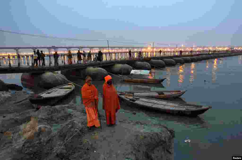 Dua orang Sadhu atau orang suci agama Hindu, berdiri di pinggir sungai Gangga, kota Allahabad, India utara.