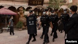 中國警察在新疆喀什老城巡邏。（2021年5月4日）