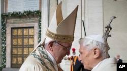 L'ancien pape Benoît XVI et son successeur Pape François, le 8 décembre 2015. (L'Osservatore Romano/Pool Photo via AP)