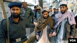 Polisi Pakistan dan delegasi Taliban yang menghadiri pembicaraan di Islamabad (foto: dok).
