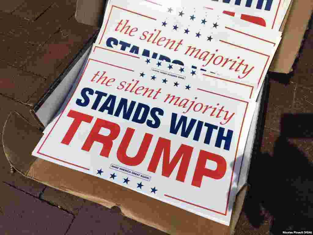 Une pancarte en soutien pour Donald Trump lors de la convention républicaine, Cleveland, le 18 juillet 2016 (VOA/Nicolas Pinault) 
