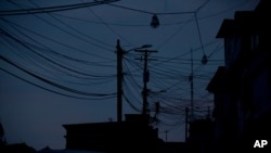 La oscuridad reina en un barrio de El Hatillo, en las afueras de Caracas, Venezuela, durante un apagón de 24 horas ocurrido el 23 de abril de 2016.