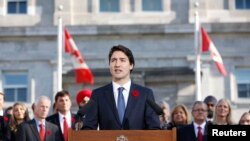 Le premier ministre canadien Justin Trudeau s'adresse à la foule suite à la cérémonie d'investiture à Ottawa le 4 novembre 2015.