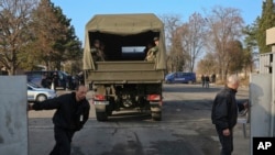 Des soldats de l'armée bulgare sont déployés après des affrontements avec des migrants dans le camp de réfugiés à Harmanli, en Bulgarie, le 25 novembre 2016. 