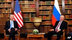 Presidente americano Joe Biden (esq) e Presidente russo Vladimir Putin, em Genebra, Suíça, 16 de Junho de 2021