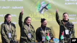 Solda fanm Izrayelyen Hamas te kenbe an otaj reyaji devan yon foul Palestinyen anvan responsab La Kwa Wouj transpote yo Izrayel, 25 Janvye 2025.