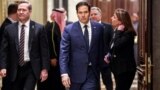 Госсекретарь США Марко Рубио (справа), советник по национальной безопасности США Майк Уолтц (слева) и посланник США на Ближнем Востоке Стив Уиткофф (сзади) следуют на встречу с журналистами после переговоров с российской делегацией, Саудовская Аравия, 18 февраля 2025 года. (AFP)