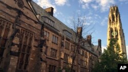 Menara Harkness di kampus Universitas Yale di New Haven, AS, 9 September 2016. (Foto: AP) 